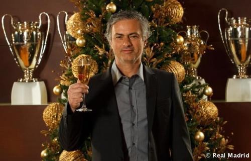 HLV Jose Mourinho mỉm cười đầy ẩn ý với ly Champagne